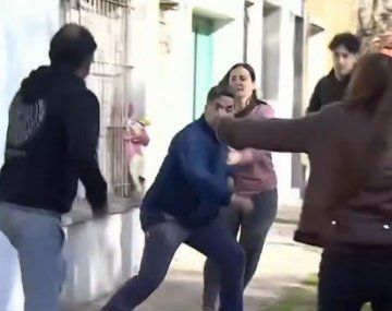 Batalla campal: feroz pelea de vecinos durante un móvil de Cortá Por Lozano