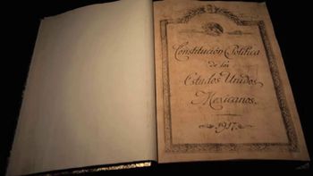 En 1917, Venustiano Carranza Garza, promulga por bando solemne la Constitución Política de los Estados Unidos Mexicanos, en el Teatro de la República, Ciudad de Santiago de Querétaro. En 1917, Venustiano Carranza Garza, promulga por bando solemne la Constitución Política de los Estados Unidos Mexicanos, en el Teatro de la República, Ciudad de Santiago de Querétaro.