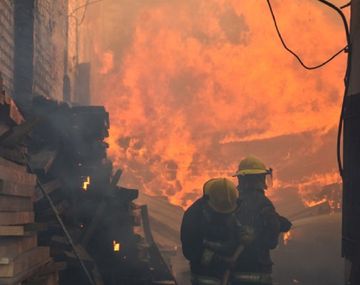 Ocho dotaciones de bomberos combatían las llamas