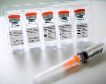 Un estudio advierte que los anticuerpos de la vacuna Sinovac bajan a los seis meses