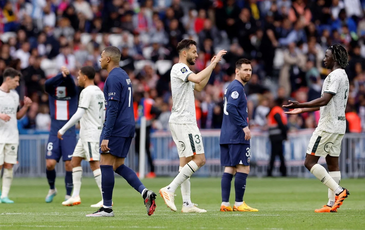 Los hinchas del PSG protestaron y pidieron la renuncia de la dirigencia