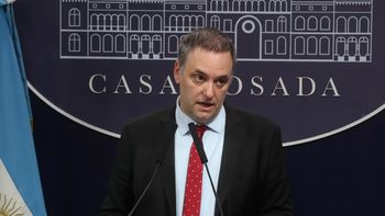 adorni y su primera conferencia de prensa como jefe de gabinete sin responder preguntas adorni y su primera conferencia de prensa como jefe de gabinete sin responder preguntas