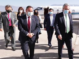 El Presidente arrib&oacute; a La Rioja, donde fue recibido por el gobernador Quintela