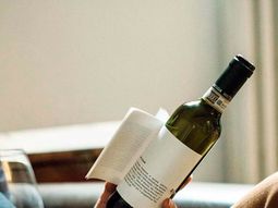 presentaron el libro botella, un invento para leer y tomar vino al mismo tiempo presentaron el libro botella, un invento para leer y tomar vino al mismo tiempo