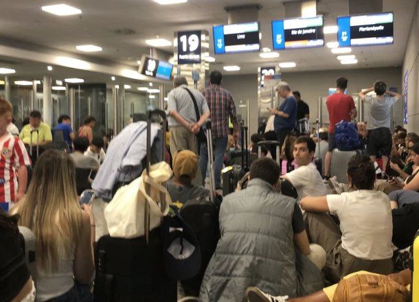 El temporal paralizó Aeroparque y generó demoras y cancelaciones en la previa de Navidad