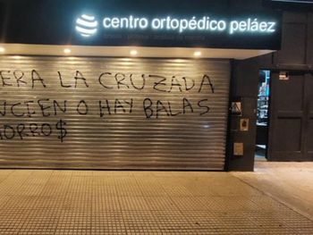 Pintadas amenazantes contra un vicepresidente de Vélez: Renuncien o hay balas
