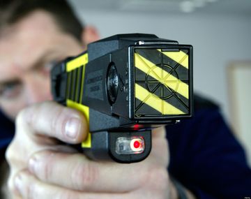 Polémica en puerta: la Ciudad podrá comprar las pistolas Taser