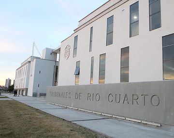 Condenan a padre que no pagó manutención a su hija: no podrá ir a la cancha