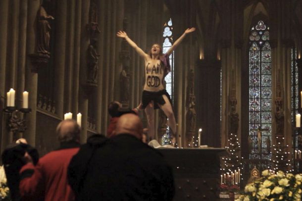 Una mujer se subió desnuda al altar de una iglesia en la misa de Navidad