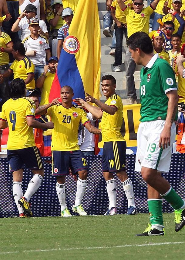 Colombia aplastó a Bolivia como local y quedó a tiro de la punta