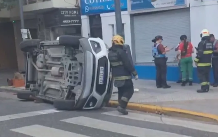 Manejó durante cinco cuadras a contramano por una avenida, chocó y volcó: hay seis heridos