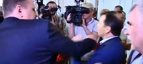 VIDEO: diputados ucranianos se trenzaron a los golpes en plena sesión