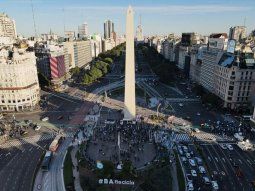 Anticuarentenas en el Obelisco: Los aviones no traen vacunas, sino extranjeros... eso es trata