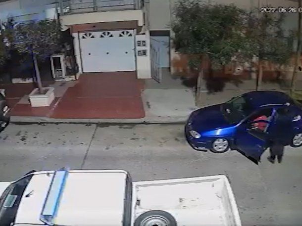 Insólito: se quedó dormido y un policía le robó el celular