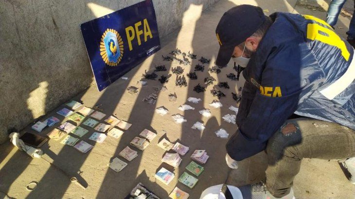 Vendían droga en dos casas abandonadas de Billinghurst y los detuvieron