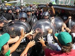 Dura represión policial durante el verdurazo en Plaza Constitución