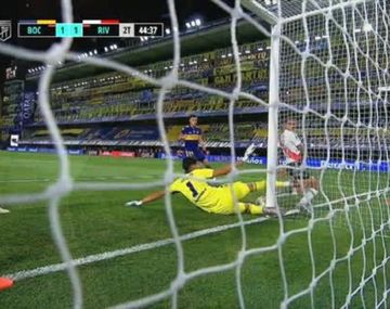 Milagro en la Bombonera: Boca se salvó de la derrota en una jugada insólita