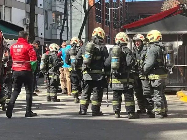 Bomberos, personal del SAME y de la Brigada de Explosivos de la Policía de la Ciudad trabajaron en el lugar Bomberos, personal del SAME y de la Brigada de Explosivos de la Policía de la Ciudad trabajaron en el lugar