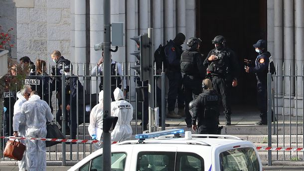 Un ataque terrorista en una iglesia de Francia dejó tres muertos, uno de ellos degollado