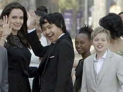 Angelina Jolie junto con sus hijos en la avant premiere de First they killed my father Angelina Jolie junto con sus hijos en la avant premiere de First they killed my father