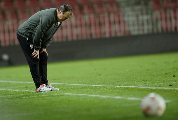De mal en peor: el equipo de Bielsa perdió en Praga