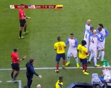 Mirá la brutal patada que pegó un experimentado  jugador de Ecuador 