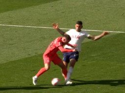 La dura patada de Cuti Romero a Alexis Mac Allister en Tottenham vs Brighton