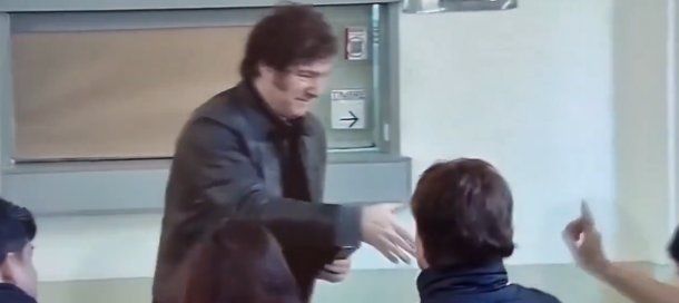 Elecciones porteñas: una autoridad de mesa le negó el saludo a Javier Milei