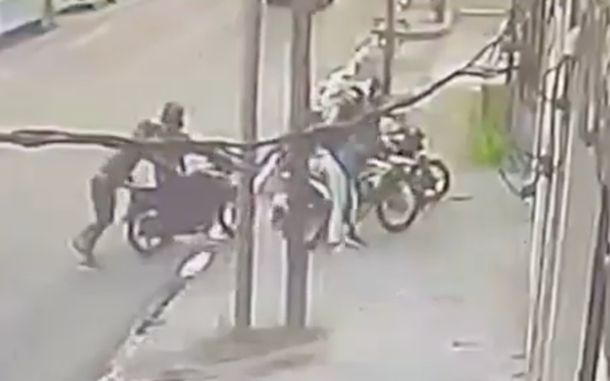 Imágenes sensibles: motochorros asesinaron a una joven en un intento de robo en Laferrere