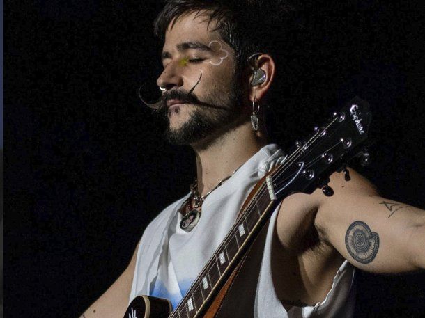 Camilo detuvo un concierto para tener conmovedor gesto con una fan