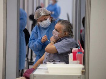 Quiénes y desde cuándo recibirán la tercera dosis de Sinopharm