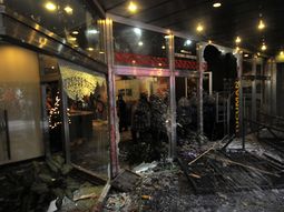 destrozos en la casa de tucuman: 18 policias heridos y un detenido destrozos en la casa de tucuman: 18 policias heridos y un detenido