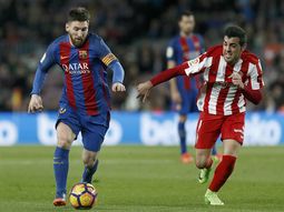 La lucha de Messi ante un rival del Sporting Gijón La lucha de Messi ante un rival del Sporting Gijón