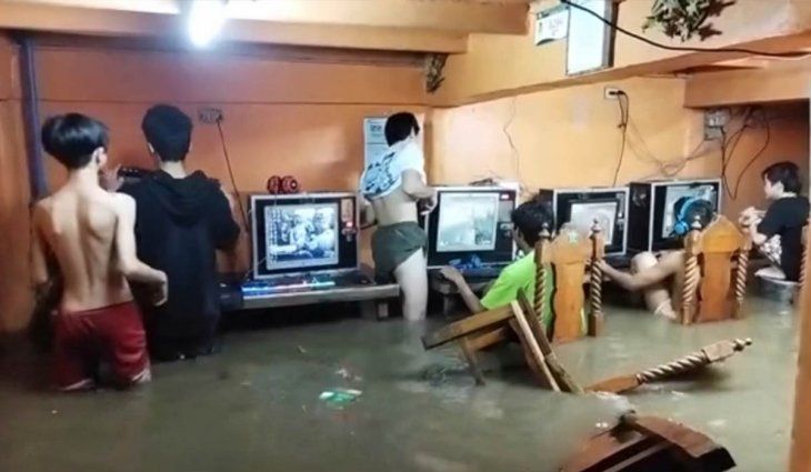 Filipinas: games siguen jugando online a pesar de un tifón que inundó el cibercafé