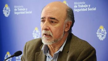 El ministro de Trabajo y Seguridad Social de Uruguay, Pablo Mieres, criticó al Frente Amplio y a Cabildo Abierto por no votar la reforma de la Caja de Profesionales. El ministro de Trabajo y Seguridad Social de Uruguay, Pablo Mieres, criticó al Frente Amplio y a Cabildo Abierto por no votar la reforma de la Caja de Profesionales.