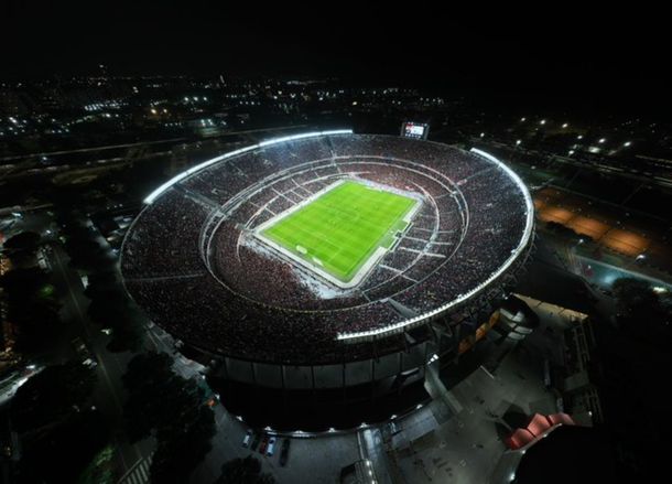 River ganó pero un futbolista tuvo un mal primer tiempo y la gente perdió la paciencia