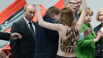 agrupacion feminista se desnuda frente a putin en alemania agrupacion feminista se desnuda frente a putin en alemania