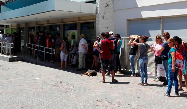 Cansada de no encontrar trabajo, se ofrece a hacer colas en hospitales y bancos