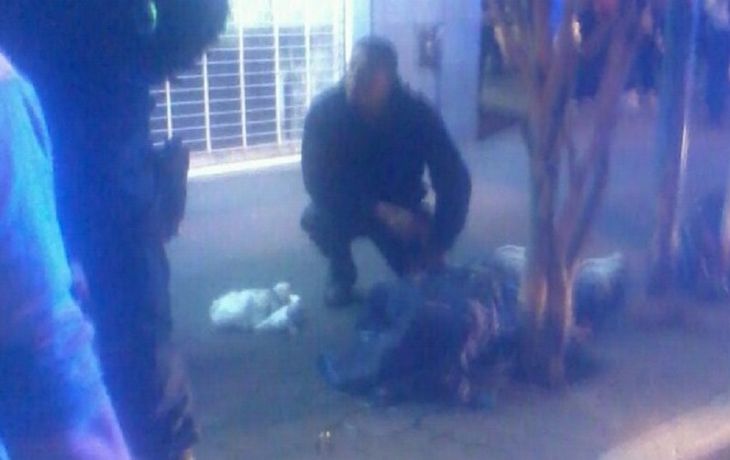 Delincuente abatido por arma propia yace junto a personal policial