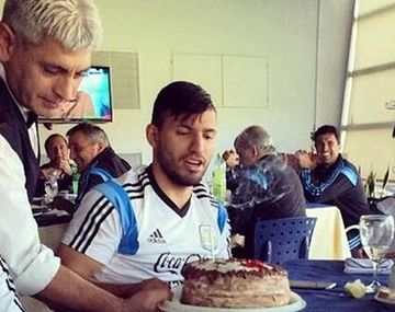La Selección festejó el cumpleaños del Kun  Agüero
