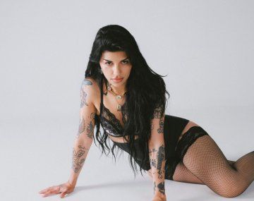 Acompañada por Karina y Rocío Quiroz