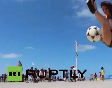 Una modelo es sensación  por hacer jueguitos en tacos