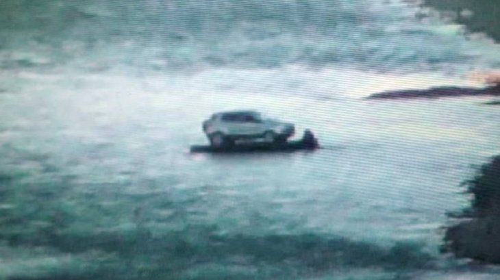 Insólito: intentaron ingresar una camioneta por el Río Bermejo montada en un gomón