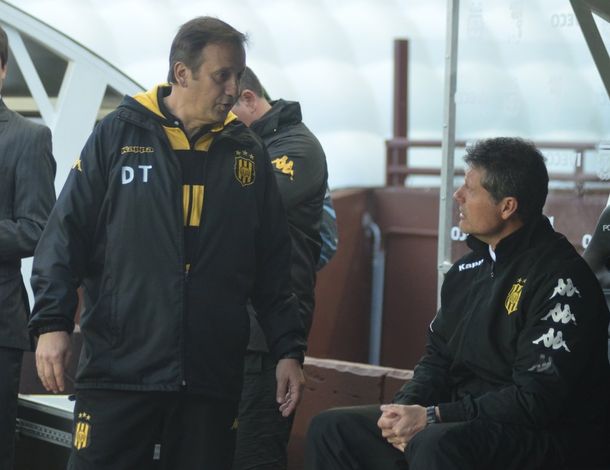 El técnico de Olimpo aseguró que el árbitro alentaba a los jugadores de Boca