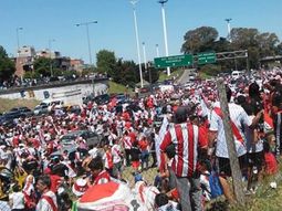 transito colapsado en la autopista ricchieri por la caravana de river transito colapsado en la autopista ricchieri por la caravana de river