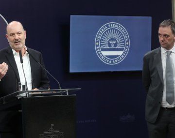 EL ministro Federico Sturzenegger y el vocero Manuel Adorni durante la conferencia de prensa en Casa Rosada