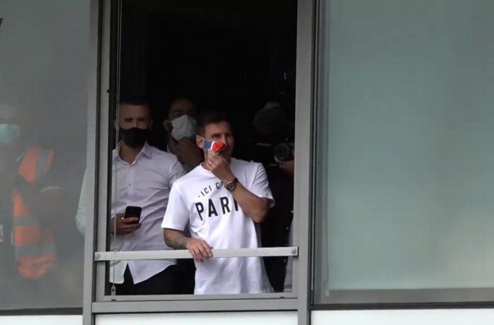 Lionel Messi ya paseó con el barbijo del PSG