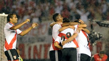 river le gano a arsenal bajo un diluvio y se ilusiona river le gano a arsenal bajo un diluvio y se ilusiona