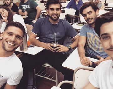 El defensor junto a sus compañeros de cursada