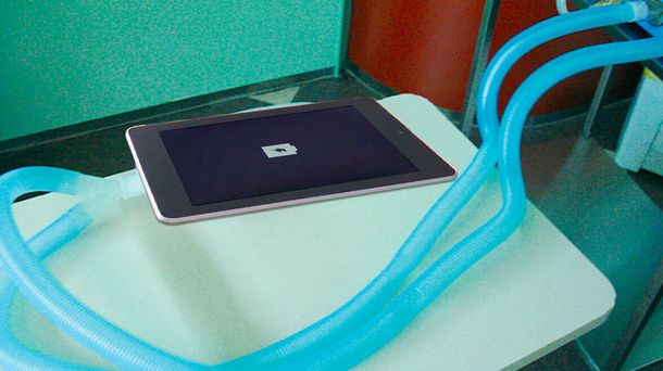 Quería cargar el celular y desconectó el respirador de su abuelo